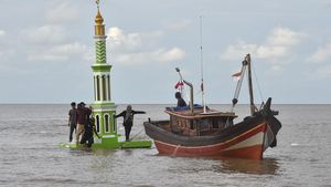 Sambut Mandi Safar, Menara Adat Diarak di Atas Air