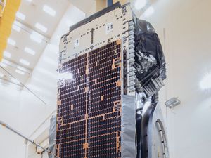 Mengintip Perakitan Nusantara Lima, Satelit Internet Terbesar di Asia Mengintip Perakitan Nusantara Lima, Satelit Internet Terbesar di Asia