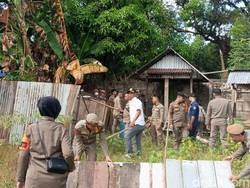 Satpol PP Sulsel Tertibkan Lokasi Proyek Stadion Sudiang, 7 Rumah Dibongkar