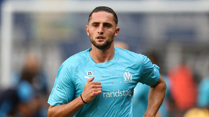 FILE PHOTO: Soccer Football - Ligue 1 - Rennes v Olympique Marseille - Roazhon Park, Rennes, France - August 15, 2025 Olympique Marseilles Adrien Rabiot during the warm up before the match REUTERS/Stephane Mahe/File Photo