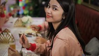 10 Potret Putri Cantik Cut Tari, Sydney Azkassyah saat Kulineran