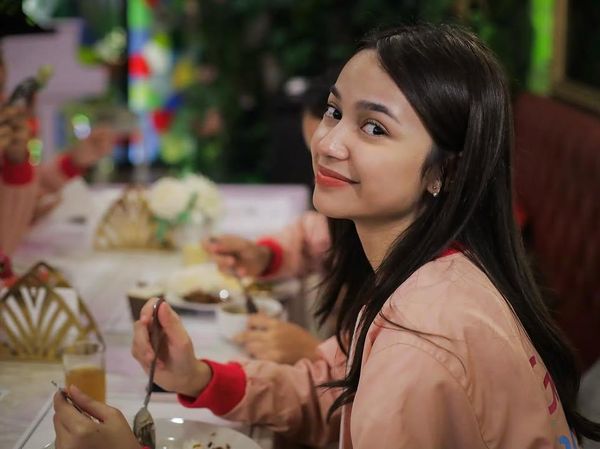 10 Potret Putri Cantik Cut Tari, Sydney Azkassyah saat Kulineran