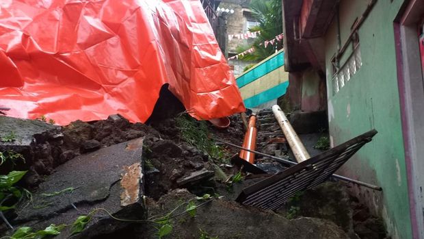 Tanah longsor hingga rumah warga ambruk akibat hujan deras di Bogor, Rabu (20/8/2025)