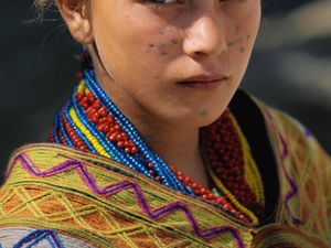 Tato Wajah Khas Hindu Pakistan yang Makin Terkikis Zaman Tato Wajah Khas Hindu Pakistan yang Makin Terkikis Zaman