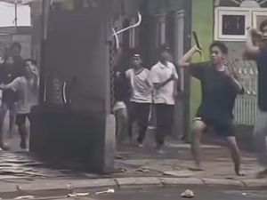 Viral Remaja di Tenggumung Surabaya Tawuran Bawa Celurit Viral Remaja di Tenggumung Surabaya Tawuran Bawa Celurit