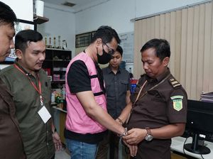 Jaksa Tahan Debitur Dalam Kasus Dugaan Korupsi Pimpinan Bank Sumut KCP Melati Jaksa Tahan Debitur Dalam Kasus Dugaan Korupsi Pimpinan Bank Sumut KCP Melati