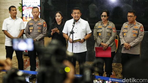 Kasubdit I Dittipdisiber Bareskrim Polri Kombes Rizki Agung Prakoso menyampaikan hasil tes DNA Ridwan Kamil dan CA dalam konferensi pers di Bareskrim Polri, Jakarta, Rabu (20/8/2025). Pemeriksaan dilakukan menindaklanjuti laporan viral di media sosial.