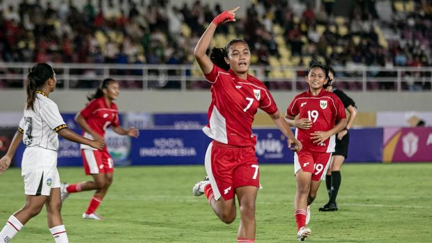 Pesepak bola timnas putri Indonesia Jazlyn Kayla Azkha (kedua kanan) berselebrasi usai berhasil mencetak gol ke gawang timnas putri Timor Leste pada pertandingan penyisihan grup A Kejuaraan ASEAN Putri U-16 di Stadion Manahan, Solo, Jawa Tengah, Rabu (20/8/2025). Timnas putri Indonesia U-16 menang atas timna putri Timor Leste U-16 dengan skor 6-0. ANTARA FOTO/Mohammad Ayudha/nym.