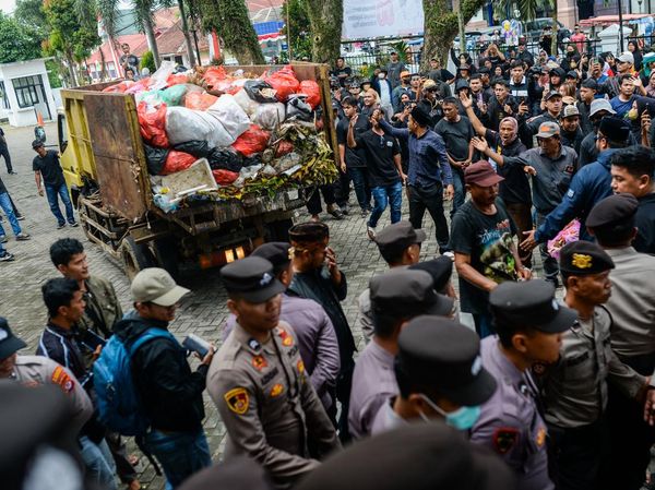 Tolak Sampah Tangsel, Kantor Bupati Pandeglang Digeruduk