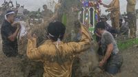 Tradisi Mandi Safar, Ribuan Warga Tumpah Ruah di Pantai Jambi