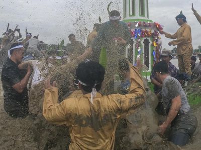 Tradisi Mandi Safar, Ribuan Warga Tumpah Ruah di Pantai Jambi