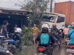 Truk Kontainer Seruduk Teras Rumah Warga di Marunda Jakut hingga Hancur