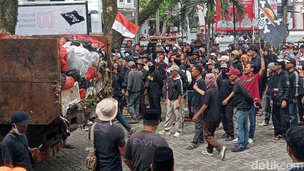 Warga sekitar TPA Bangkonol terus memprotes kerja sama antara Pemkab Pandeglang dan Pemkot Tangerang Selatan soal penampungan sampah. (Aris Rivaldo/detikcom)