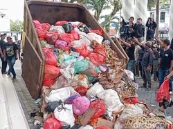 Protes TPA, Warga Pandeglang Bajak Truk-Tumpahkan Sampah ke Kantor Bupati