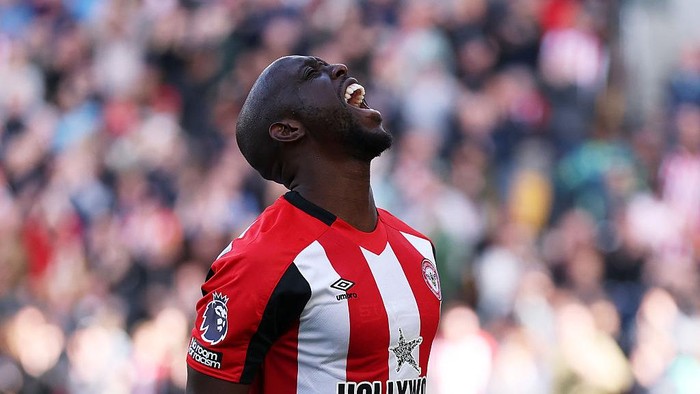 BRENTFORD, ENGLAND - APRIL 19: Yoane Wissa of Brentford celebrates scoring his teams third goal during the Premier League match between Brentford FC and Brighton & Hove Albion FC at Gtech Community Stadium on April 19, 2025 in Brentford, England. (Photo by Ryan Pierse/Getty Images)