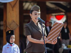 8 Foto Yuni Shara Jadi Inspektur Upacara HUT RI, Tampil Memikat Serba Coklat 8 Foto Yuni Shara Jadi Inspektur Upacara HUT RI, Tampil Memikat Serba Coklat