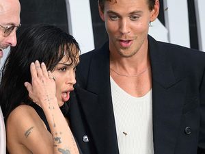 Saat Kebersamaan Zoe Kravitz dan Austin Butler Diganggu Lebah di Karpet Merah Saat Kebersamaan Zoe Kravitz dan Austin Butler Diganggu Lebah di Karpet Merah
