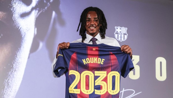BARCELONA, SPAIN - AUGUST 21: Jules Kounde, attends the press conference during his renewal as player of FC Barcelona at commercial office on August 21, 2025 in Barcelona, Spain. (Photo By Javier Borrego/Europa Press via Getty Images)