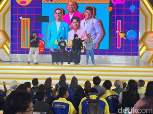 Keseruan Ribuan Peserta Karaoke Lagu Batak Bareng Agak Laen di Festival LPS Keseruan Ribuan Peserta Karaoke Lagu Batak Bareng Agak Laen di Festival LPS