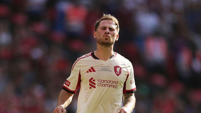LONDON, ENGLAND - AUGUST 10: Alexis Mac Allister of Liverpool reacts after missing his teams second penalty in the shootout during the 2025 FA Community Shield match between Crystal Palace and Liverpool at Wembley Stadium on August 10, 2025 in London, England. (Photo by Julian Finney/Getty Images)