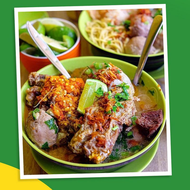 Rekomendasi makan siang: bakso iga di Jakarta