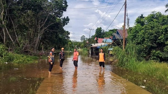 Banjir bandang menerjang tiga kecamatan, ratusan warga mengungsi