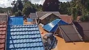 Ngerinya Banjir di Kapuas, Warga Cari Aman ke Atap Rumah