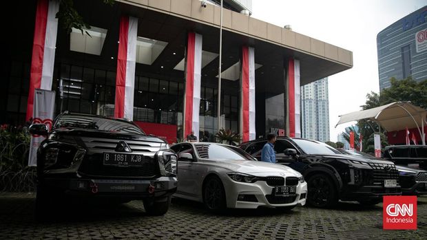 Komisi Pemberantasan Korupsi menunjukan barang bukti hasil Operasi Tangkap Tangan (OTT) atas Wakil Menteri Ketenagakerjaan Immanuel Ebenezer Gerungan di Depan Gedung Merah Putih KPK, Jakarta, Kamis (21/8/2025). (CNN Indonesia/Adi Ibrahim)