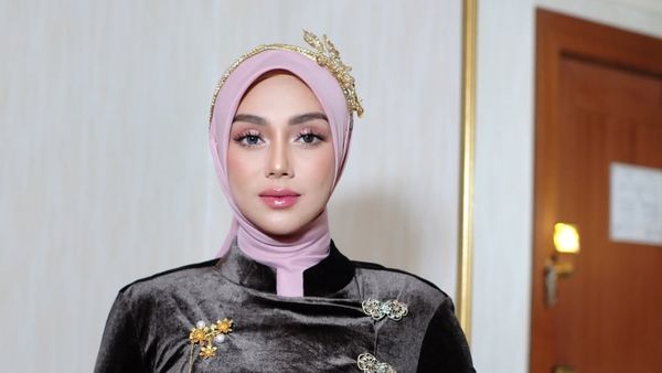 7 Foto Celine Evangelista Pakai Kebaya & Hijab di HUT RI ke-80, Bikin Terpana