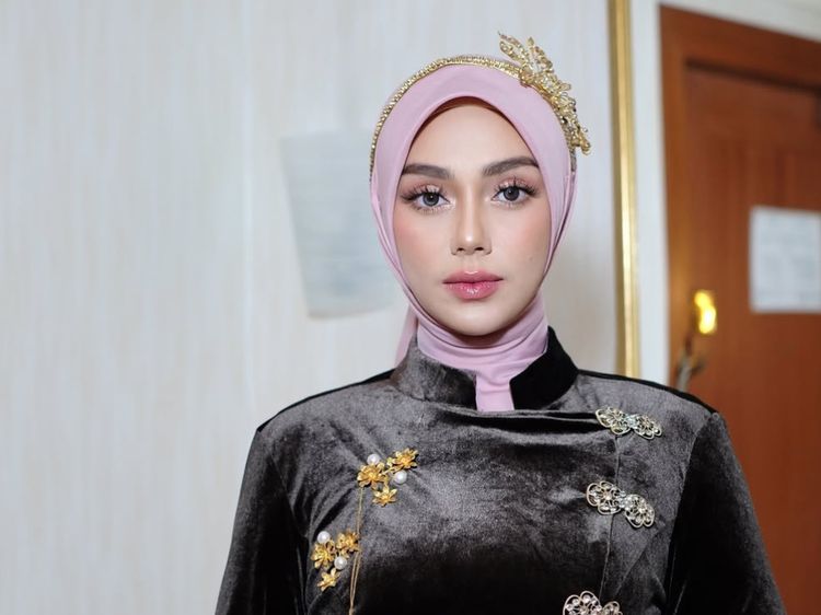 Celine Evangelista Usai Umrah: Memohon Berkah, Menganyam Harapan Baik
