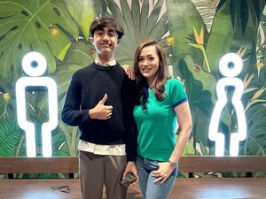 Christy Jusung Terpaksa Jinjit saat Foto demi Samai Tinggi Anak Christy Jusung Terpaksa Jinjit saat Foto demi Samai Tinggi Anak