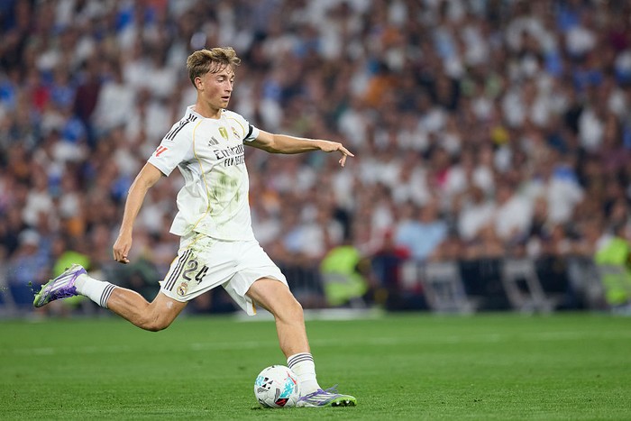 MADRID, SPAIN - AUGUST 19: Dean Huijsen of Real Madrid CF plays a long ball during the LaLiga EA Sports match between Real Madrid CF and CA Osasuna at Estadio Santiago Bernabeu on August 19, 2025 in Madrid, Spain. (Photo by Ion Alcoba Beitia/Getty Images)