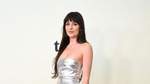 Gaya Dakota Johnson dengan Gaun Metalik Setelah Putus dari Chris Martin