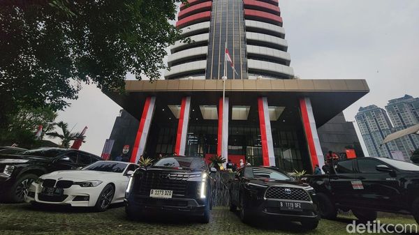 Jadi Showroom Dadakan, KPK Pamer 22 Kendaraan Terkait OTT Wamenaker Noel