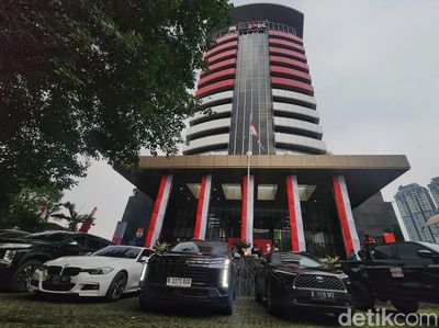 Jadi Showroom Dadakan, KPK Pamer 22 Kendaraan Terkait OTT Wamenaker Noel