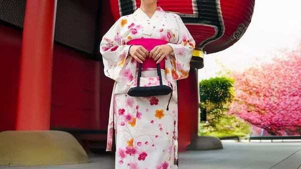 Foto: Cantiknya Jennifer Bachdim Memakai Kimono di Jepang