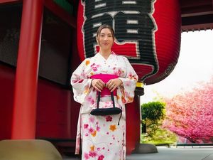 Foto: Cantiknya Jennifer Bachdim Memakai Kimono di Jepang Foto: Cantiknya Jennifer Bachdim Memakai Kimono di Jepang