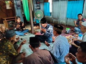 Kades di Sumsel Nikahi Remaja 17 Tahun Usai Digerebek Massa saat Berduaan Kades di Sumsel Nikahi Remaja 17 Tahun Usai Digerebek Massa saat Berduaan
