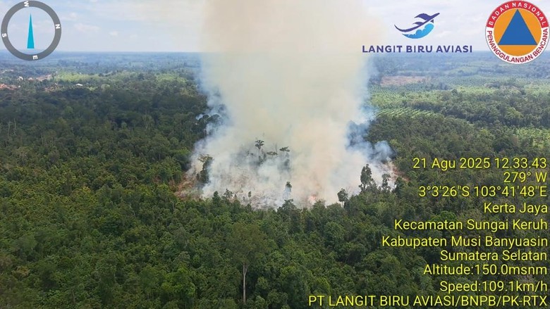 Lahan Gambut 5 Hektare di Muba Terbakar, Halikopter Lakukan Water Bombing