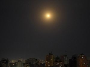 Langit Malam Kyiv Dihujani Serangan Drone Rusia Langit Malam Kyiv Dihujani Serangan Drone Rusia