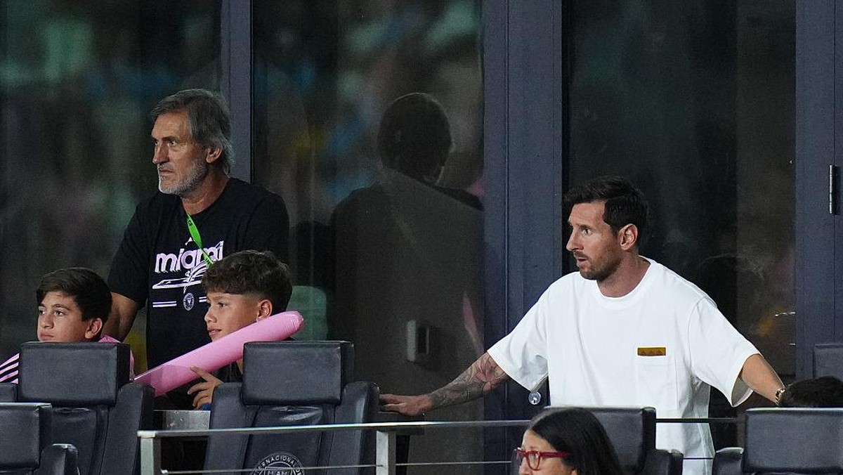 Lionel Messi menyaksikan laga Inter Miami vs Tigres UANL. Foto: Getty Images/Rich Storry