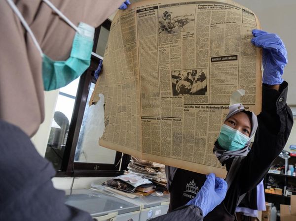 Menjaga Warisan Pers Indonesia Lewat Konservasi Koran Lawas