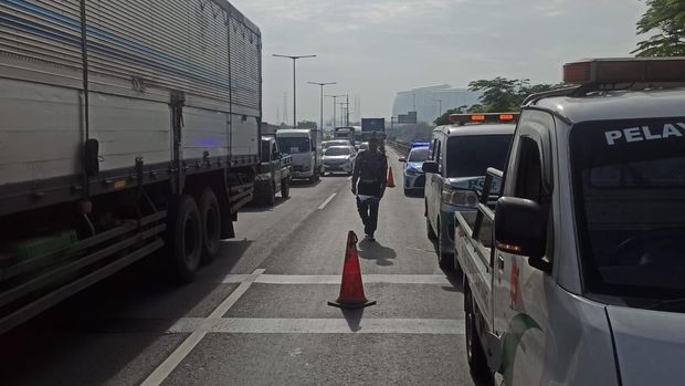 Mobil Sigra terbakar di Tol Layang Kemayoran sempat membuat arus lalin arah Pluit macet, Kamis (21/8/2025) pagi tadi.