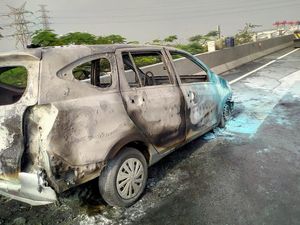 Penyebab Mobil Sigra Terbakar di Tol Layang Kemayoran Bikin Macet Penyebab Mobil Sigra Terbakar di Tol Layang Kemayoran Bikin Macet