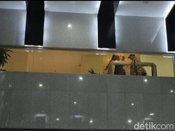 Tiba di KPK, Bos Tambang Kaltim Rudy Ong Merangkak Saat Dibawa ke Penyidik