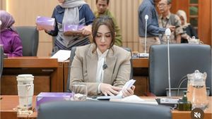 8 Gaya Kantoran Nafa Urbach Jadi Anggota DPR yang Sedang Jadi Sorotan