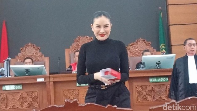 Update Informasi Selebriti InsertLive : Nikita Mirzani Tegaskan Uang Rp4 M Bukan Pemerasan, tapi Bayaran Endorsement