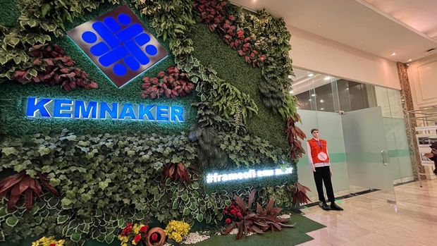 Patung berompi oranye KPK di Kemnaker