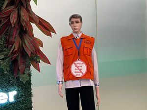 Patung Berompi Oranye KPK di Kemnaker Diungkit Usai Wamenaker Kena OTT