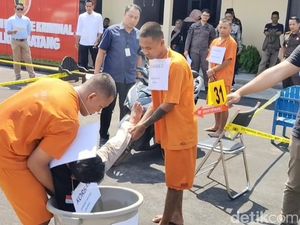 Rekonstruksi Pembunuhan Sadis di Batang, Korban Dicekik Lalu Dibuang ke Sumur Rekonstruksi Pembunuhan Sadis di Batang, Korban Dicekik Lalu Dibuang ke Sumur